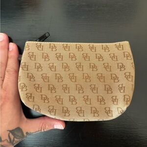 Selling my wife’s Dooney & Bourke small bag. She barely used it.